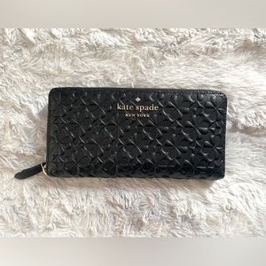 Beautiful Kate spade large wallet in good condition. Black.